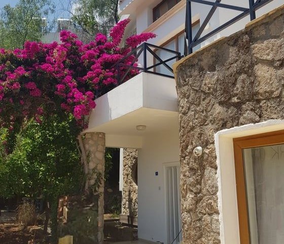 3+1 villa zum Verkauf in Kyrenia Lapta Erzbischof ** 