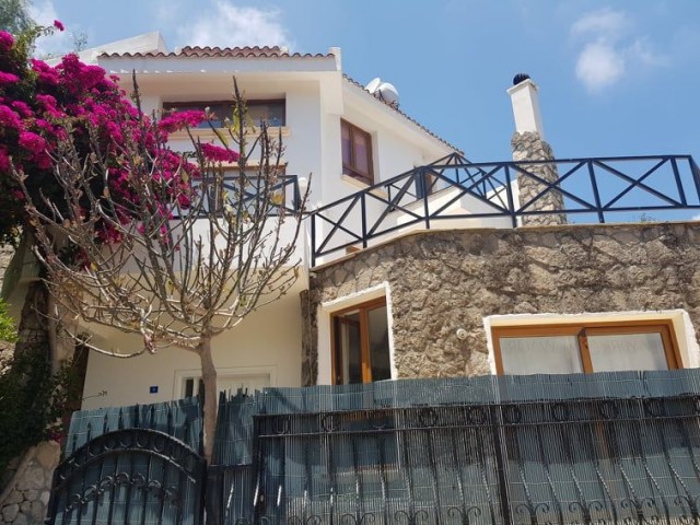 3+1 villa zum Verkauf in Kyrenia Lapta Erzbischof ** 