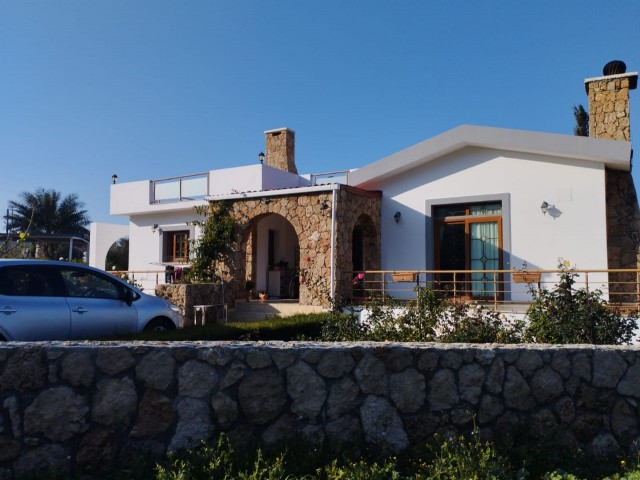 Girne Karşıyaka'da 3+1 Satılık Villa