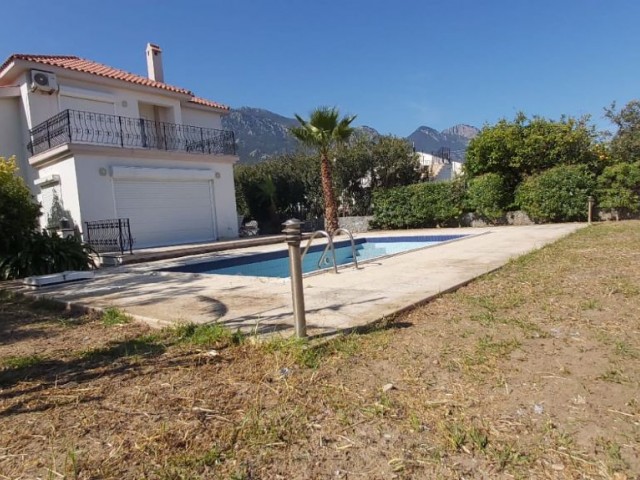 Luxusvilla mit Pool in Girne Lapta