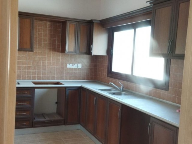 GAZİMAĞUSA MERKEZDE SATILIK 3+1  PENTHOUSE DAİRE