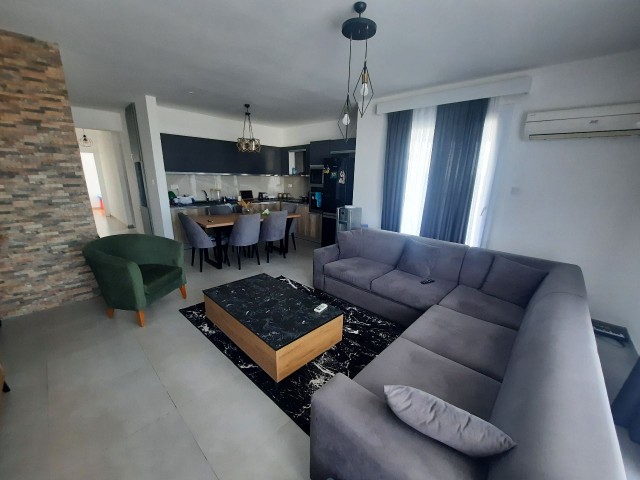 2+1 PENTHOUSE-WOHNUNG ZUM VERKAUF IM ZENTRUM VON GAZİMAĞUSA