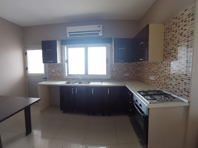 GAZİMAĞUSA MERKEZDE SATILIK EŞYALI  3+1 DAİRE