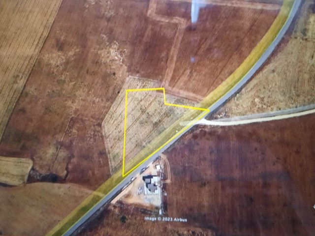 QUALIFIED LAND FOR SALE IN MORMENEKSE REGION OF FAZİMAĞUSA 5 DECOME 2 HOUSES