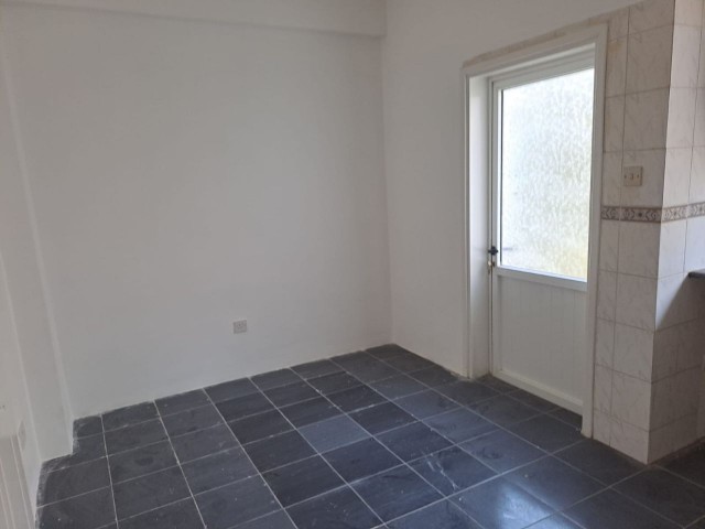 GAZİMAĞUSA MERKEZDE SATILIK  3+1 DAİRE