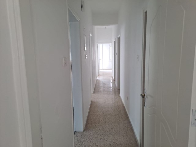 3+1 WOHNUNG IM ZENTRUM VON FAMAGUSTA ZU VERKAUFEN