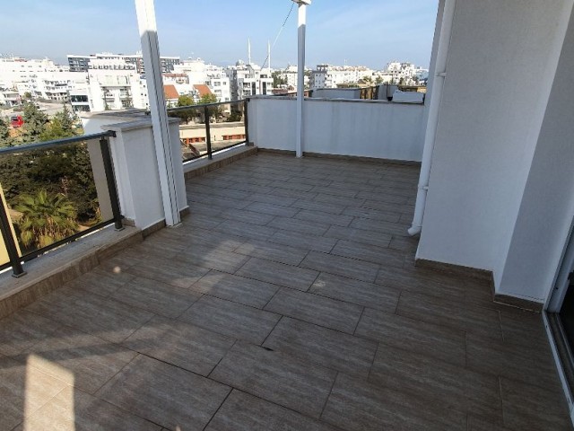 Dumlupinar Penthouse 2+1 mit Terrasse 50 m²