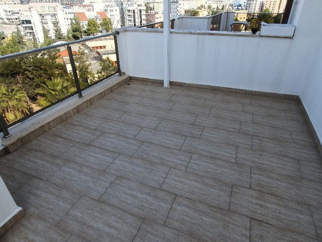 Dumlupinar Penthouse 2+1 mit Terrasse 50 m²