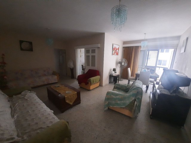 GAZİMAĞUSA BAYKAL BÖLGESİNDE SATILIK FULL EŞYALI 3+1 DAİRE