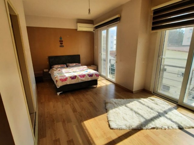 GAZİMAĞUSA MERKEZDE SATILIK  FULL EŞYALI 3+1 DAİRE