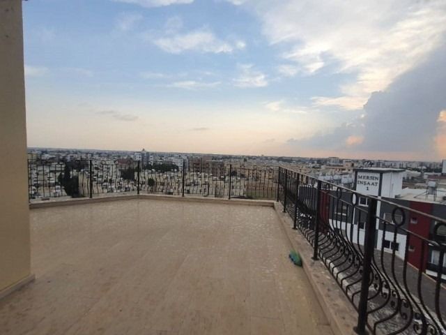 2+1 PENTHOUSE-WOHNUNG ZUM VERKAUF IN FAMAGUSTA BAYKAL