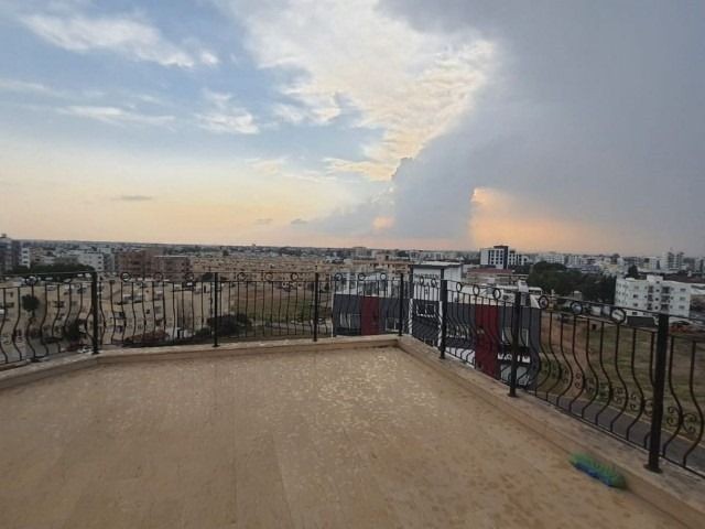 GAZİMAĞUSA BAYKAL BÖLGESİNDE SATILIK 2+1 PENTHOUSE DAİRE 