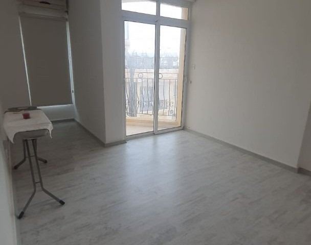 2+1 PENTHOUSE-WOHNUNG ZUM VERKAUF IN FAMAGUSTA BAYKAL