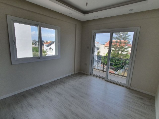 Neue Wohnung 3+1 in Yenibogazici in der Nähe des Meeres