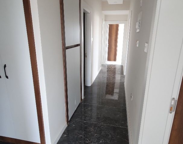 Neue Wohnung 3+1 in Yenibogazici in der Nähe des Meeres