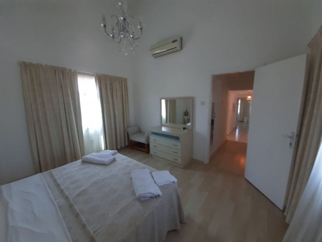 Girne Karaoğlanoğlu Bölgesinde 4+1 Kiralık Villa 1350 STG 