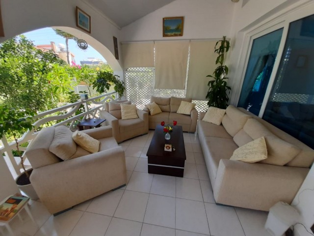 Girne Karaoğlanoğlu Bölgesinde 4+1 Kiralık Villa 1350 STG 