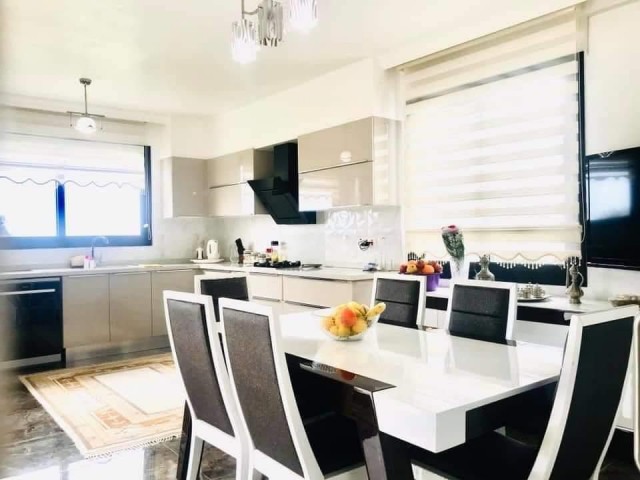 Girne Yeşiltepe 4+1 Satılık Villa