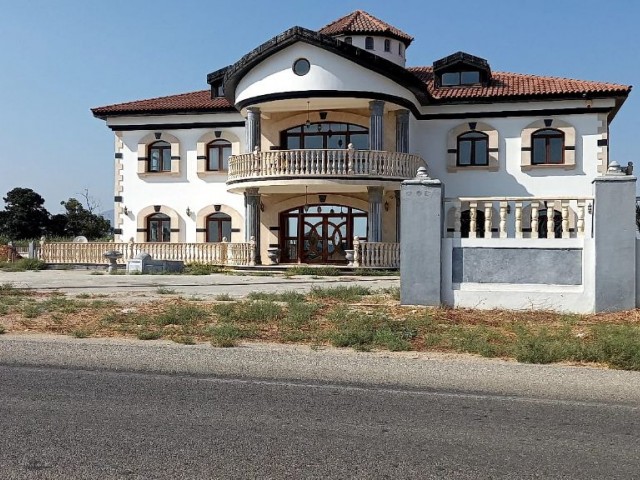 WUNDERSCHÖNE VILLA MIT EINER GESCHLOSSENEN FLÄCHE VON 500 QUADRATMETERN AN DER HAUPTSTRAßE ** 