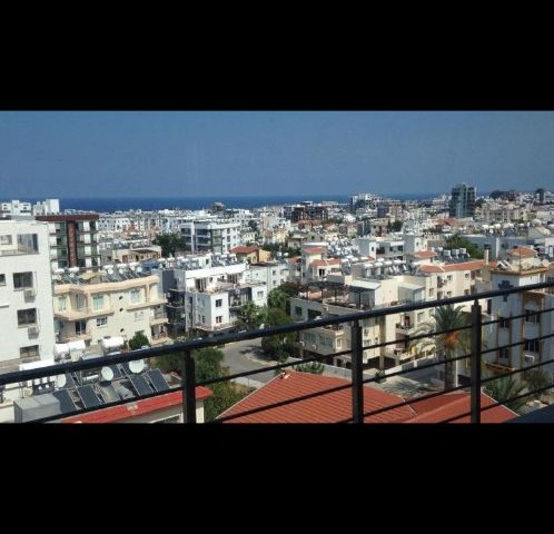 Kyrenia Zentrum 3 + 1 Penthouse Zu Vermieten ** 