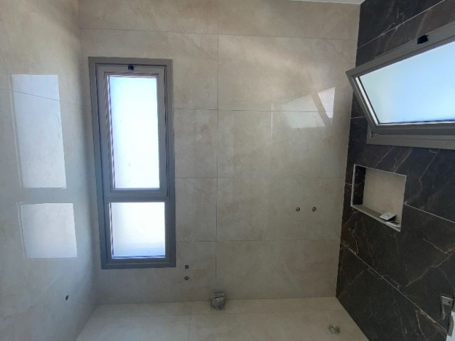 Girne  Merkeze Yakın Satılık 4+1 Villa