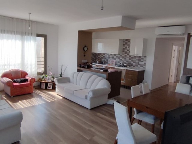 Kyrenia Zentrum 3 + 1 Wohnung Zu Verkaufen ** 