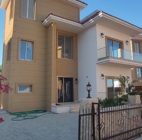 Girne Alsancak Bölgesinde 4+1 Satılık Villa