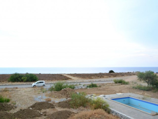 Girne / Lapta 3+1 villa denize sıfır