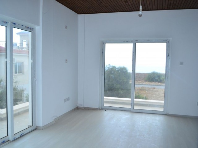 Girne / Lapta 3+1 villa denize sıfır