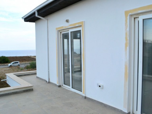 Girne / Lapta 3+1 villa denize sıfır