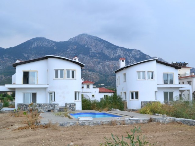 Girne / Lapta 3+1 villa denize sıfır