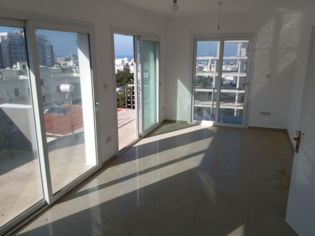 Girne / Merkezde ( Yukarı Girne) Yeni bitmiş 3+1 duplex penthouse