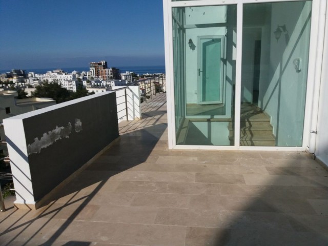 Girne / Merkezde ( Yukarı Girne) Yeni bitmiş 3+1 duplex penthouse