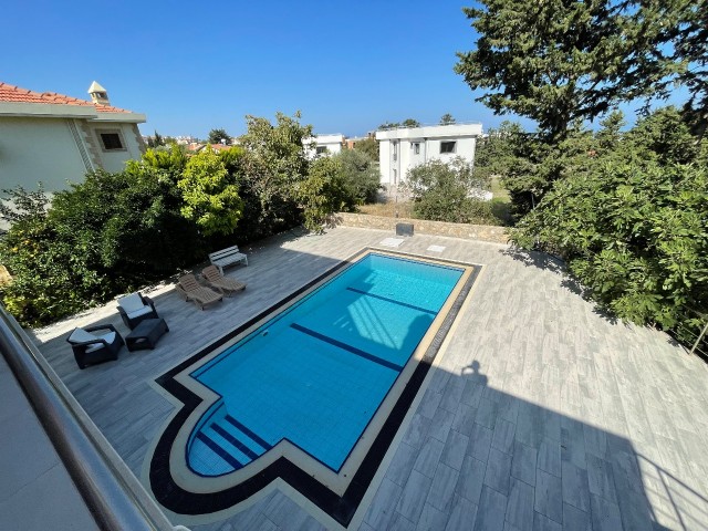 Freistehende 5+2-Villa mit eigenem Bad in jedem Zimmer, privatem Pool und Kamin in Alsancak