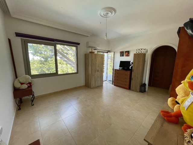 Freistehende 5+2-Villa mit eigenem Bad in jedem Zimmer, privatem Pool und Kamin in Alsancak