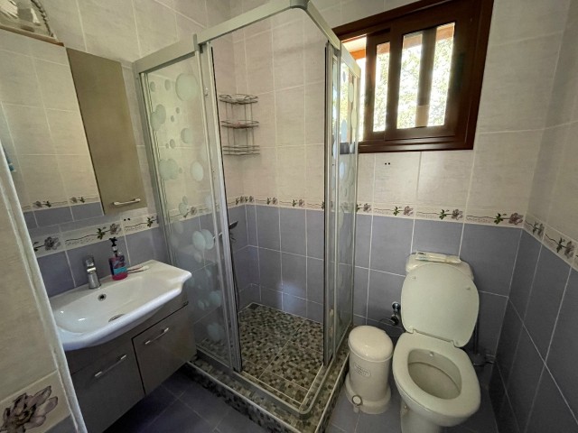 Freistehende 5+2-Villa mit eigenem Bad in jedem Zimmer, privatem Pool und Kamin in Alsancak