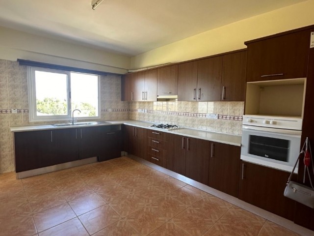 GELEGENHEIT ZUM VERKAUF WOHNUNG 3+1/130M2. K. KAYMAKLI/ NIKOSIA