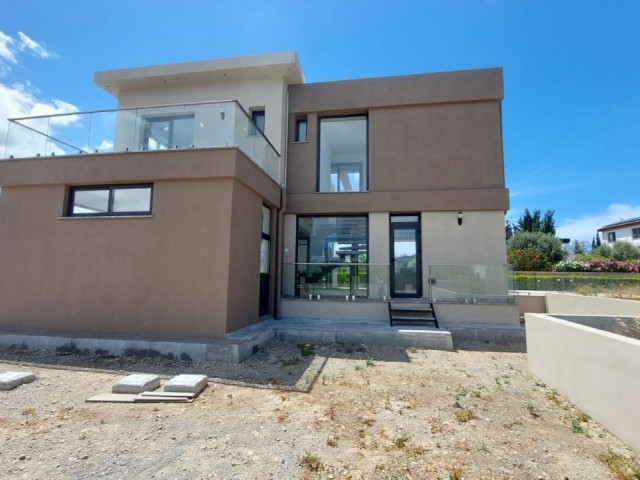 Neu fertiggestellte Villa in fußläufiger Entfernung zum Meer in Çatalköy, Kyrenia