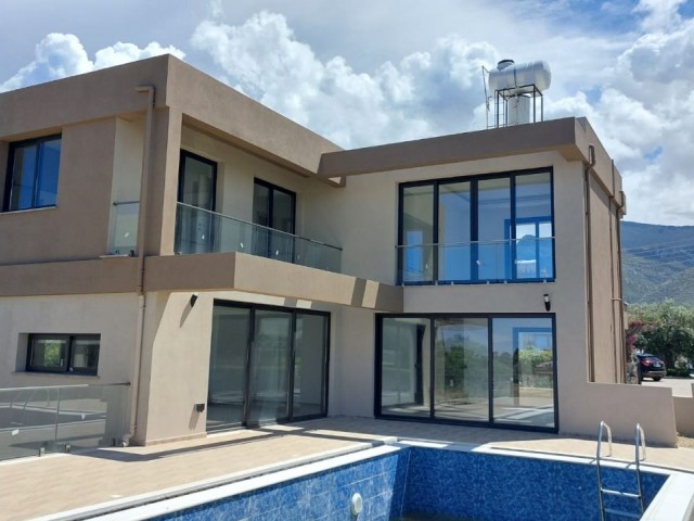 Neu fertiggestellte Villa in fußläufiger Entfernung zum Meer in Çatalköy, Kyrenia