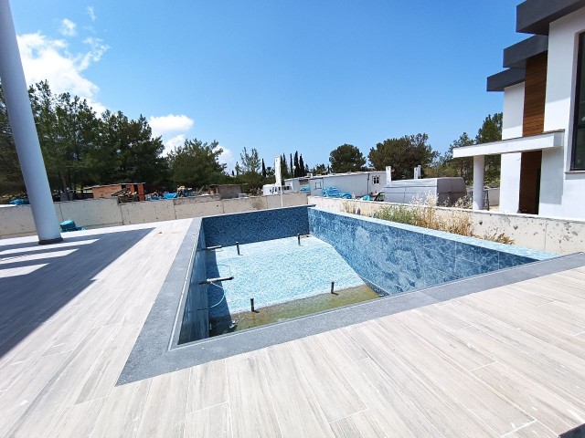 Girne /Zeytinlik bölgesinde deniz manzaralı modern tarzı villa