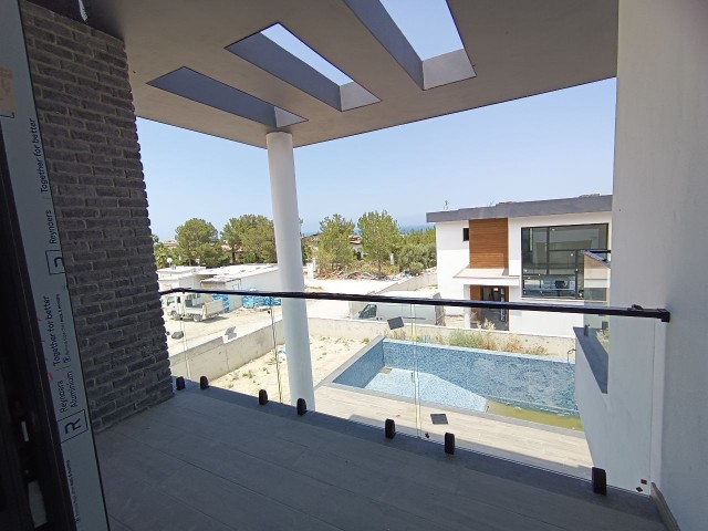 Girne /Zeytinlik bölgesinde deniz manzaralı modern tarzı villa