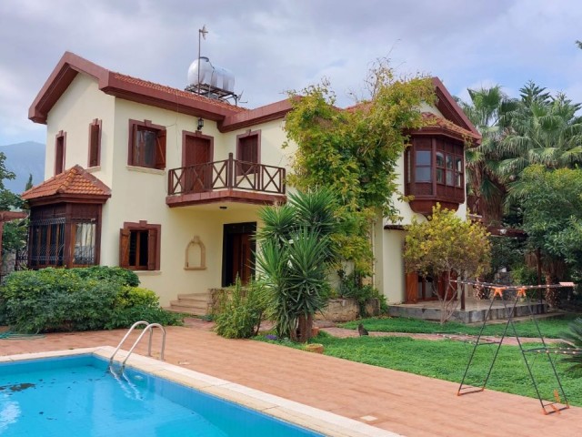 Große Villa mit freistehendem Garten in Bellapais, Kyrenia