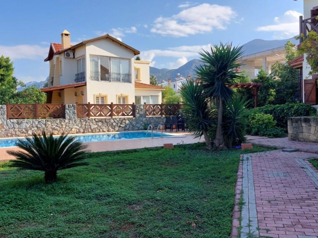 Große Villa mit freistehendem Garten in Bellapais, Kyrenia