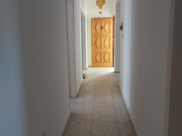 Lefkoşada kiralık geniş 3+1 daire.