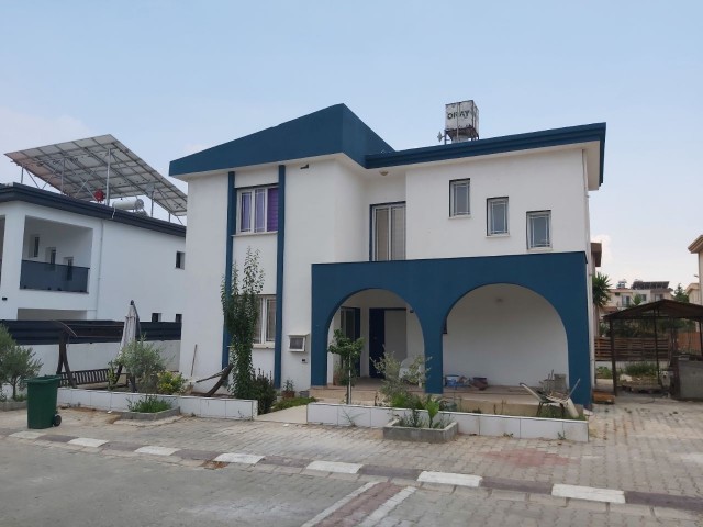 Haus mit Garten zum Verkauf in der Kyrenia-Straße. ** 