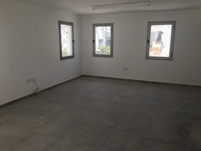 Girne Merkezde 165m2 Kullanım Alanlı Sende Katlı Kiralık Dükkan