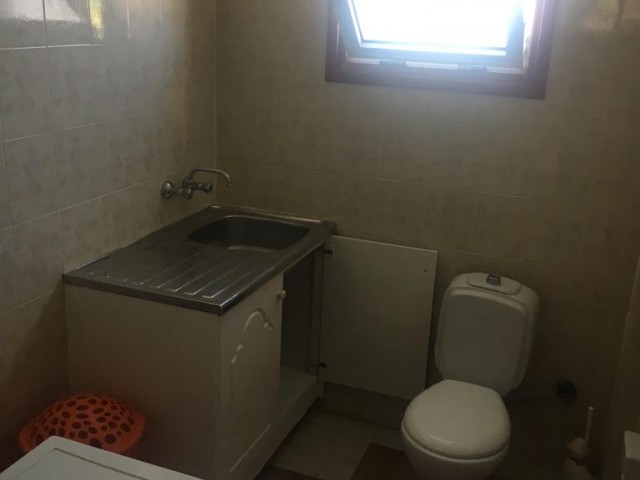 Lapta'da Merkezi Konumda Deniz Manzaralı-Yemek Odalı Geniş 3+1 Apartman Dairesi