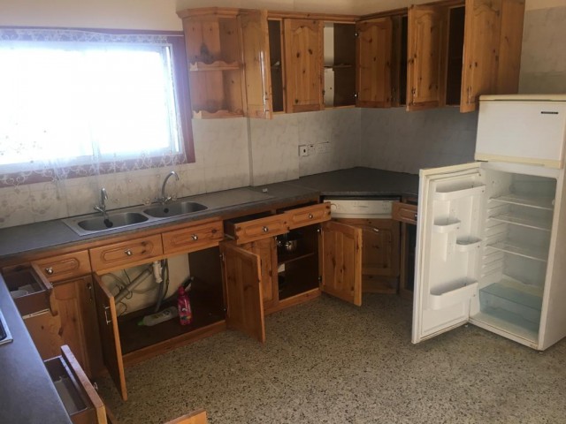 Lapta'da Merkezi Konumda Deniz Manzaralı-Yemek Odalı Geniş 3+1 Apartman Dairesi