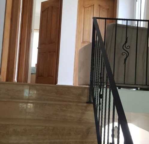 Alsancak Merkeze Yakın ve Anayola Çok Yakın Eşyalı Satılık 3+1 Özel Havuzlu Villa