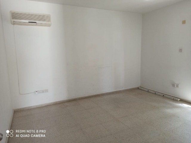 Girne Merkez Mahkemeler Bölgesinde 1+1 Kiralık Ofis 